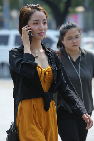 抓拍打电话的美眉