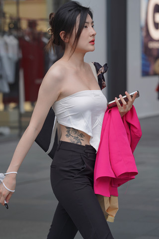 街拍黑色长裤魅力小姐姐