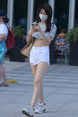 偶遇白热裤小仙女