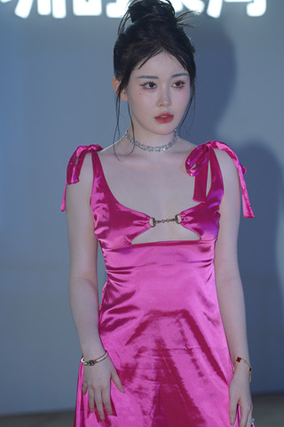 时尚美女的两套装扮