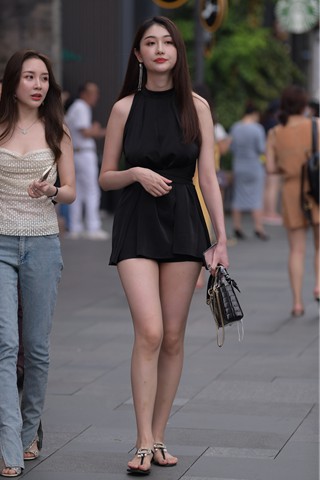 街拍美腿小姐姐跟闺蜜逛街