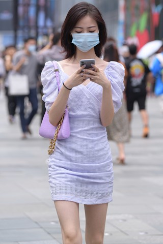 漂亮的白裙气质小妞