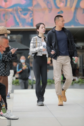 街拍黑色长裤女盆友