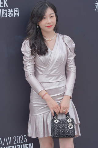 时尚白皙美女
