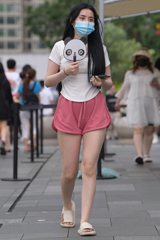 街拍粉色居家热裤小清新妹纸