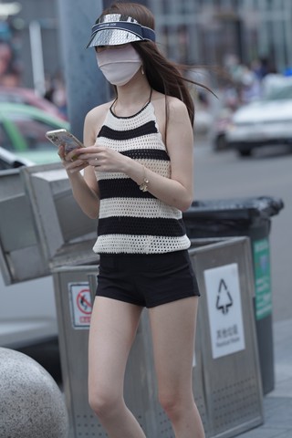 苗条骨感的美眉