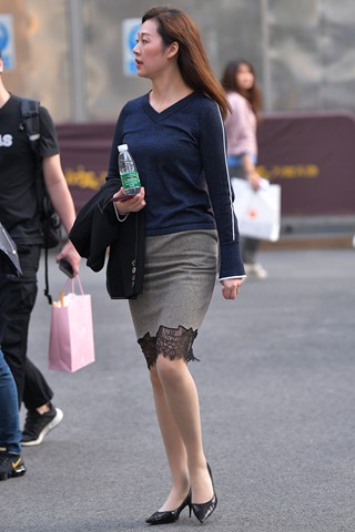 街拍丝腿高跟鞋美姐