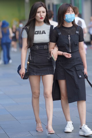 跟闺蜜逛街的美腿姐妹