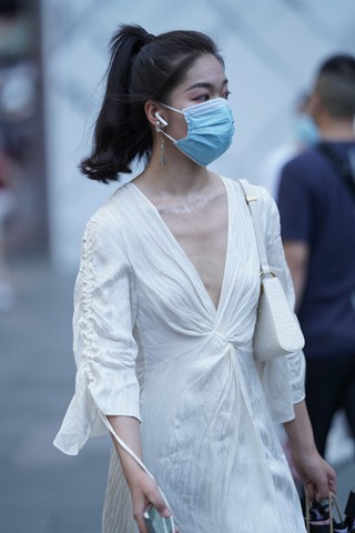 街拍白裙深v美眉
