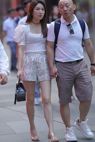 羡慕光头哥有位大长腿女友