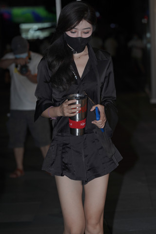 街拍美腿白皙凉高跟美女