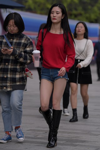 红衣服长靴美姐