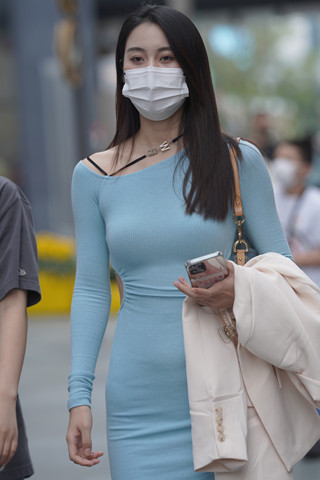 街拍蓝色紧身裙御姐美女
