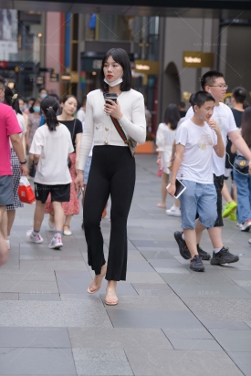 街拍黑色长裤美女小姐姐
