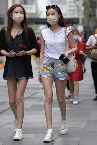 街拍清凉热裤白T恤小姐姐