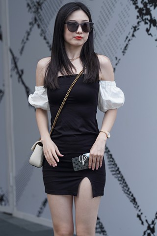 街拍黑色短裙白皙美女