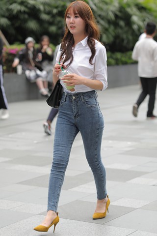 街拍高跟鞋紧牛美眉