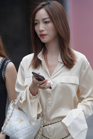 美腿小姐姐跟闺蜜逛街