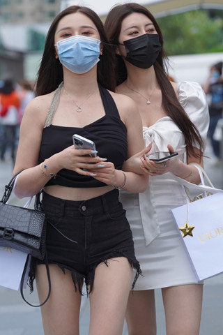 街拍美腿热裤姐妹
