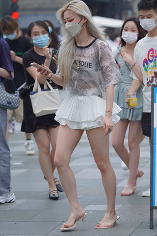 街拍魅力白皙美腿小姐姐