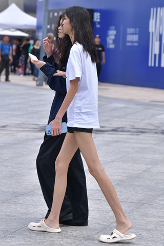 腿跟竹竿似的