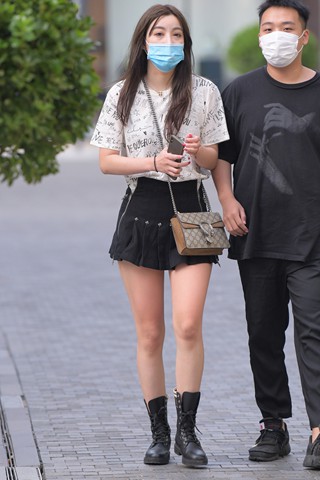 街拍JK超短裙美腿小妹