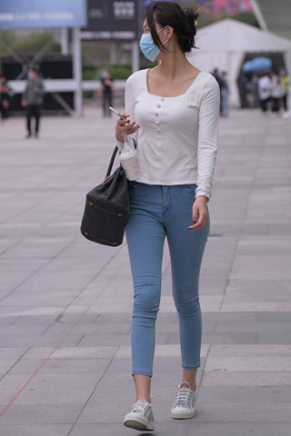 娇小的紧牛美女