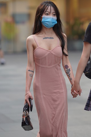 漂亮的粉色长裙小姐姐