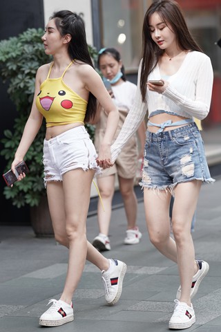 街拍白热裤美女