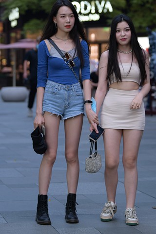 逛街的美女姐妹