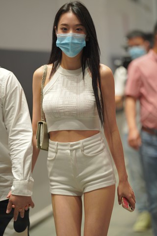 街拍白热裤美眉