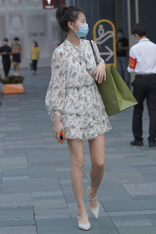 街拍拼接裙美腿小姐姐
