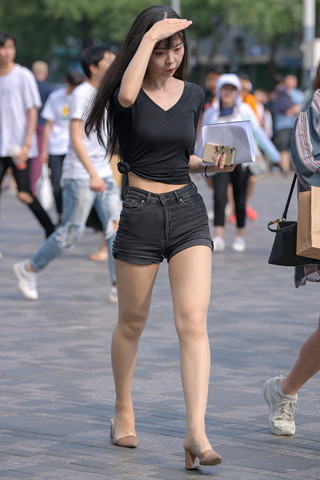 街拍黑色热裤丝腿小姐姐