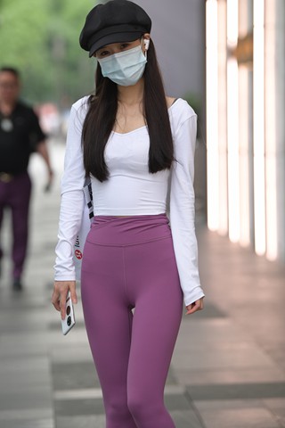 搭讪街拍紫色紧身裤女子