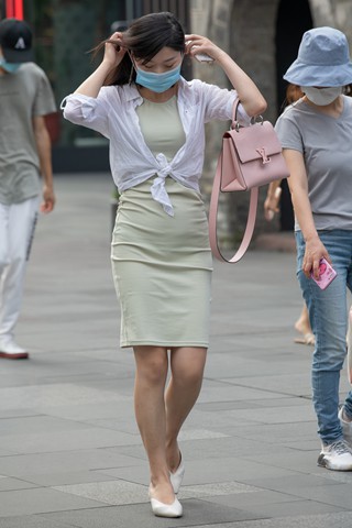 街拍带口罩的美女小姐姐