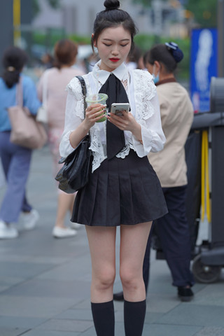 街拍黑色短裙小妹