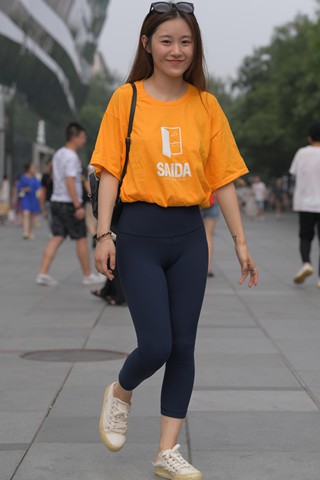 甜美的紧身裤女孩儿
