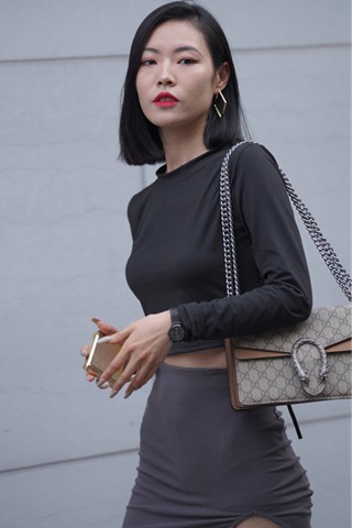 街拍灰色裙长靴美眉