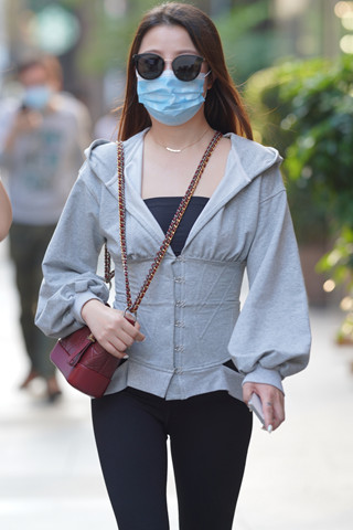 街拍紧身裤美眉