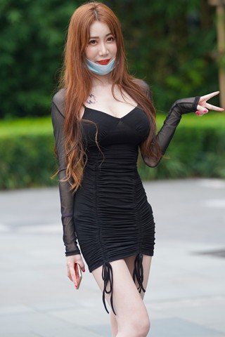 街拍黑色裙丰满小姐姐