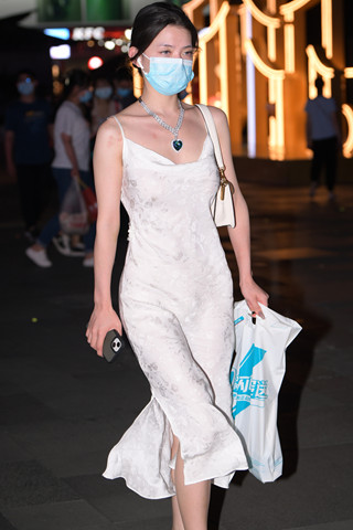 夜拍吊带长腿粉色凉高美女