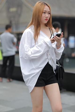 搭讪街拍美腿小姐姐