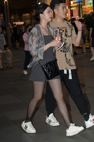 夜拍黑丝短裙小女友