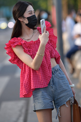 街拍红色衣服，牛仔热裤小仙女