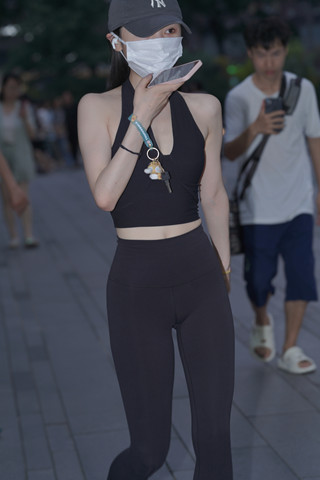 夜拍紧身瑜伽裤美女