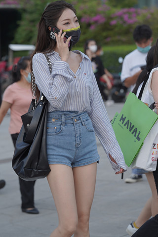 热裤美眉
