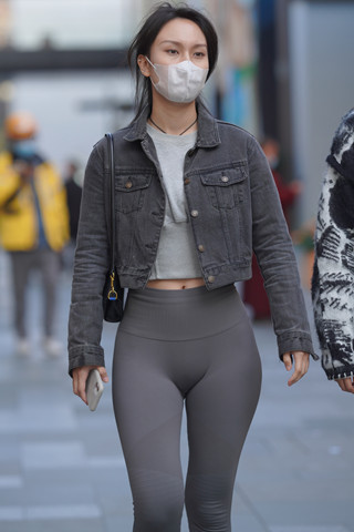 街拍紧致的瑜伽裤美眉