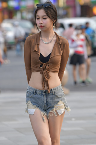 街拍热裤小蛮腰美眉