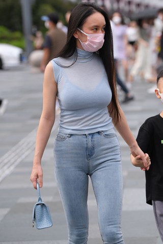 街拍丰满的紧身牛仔宝妈