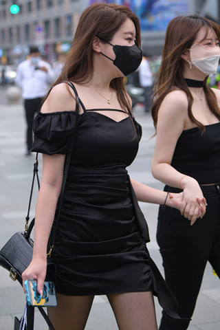街拍黑色裙黑丝气质美女
